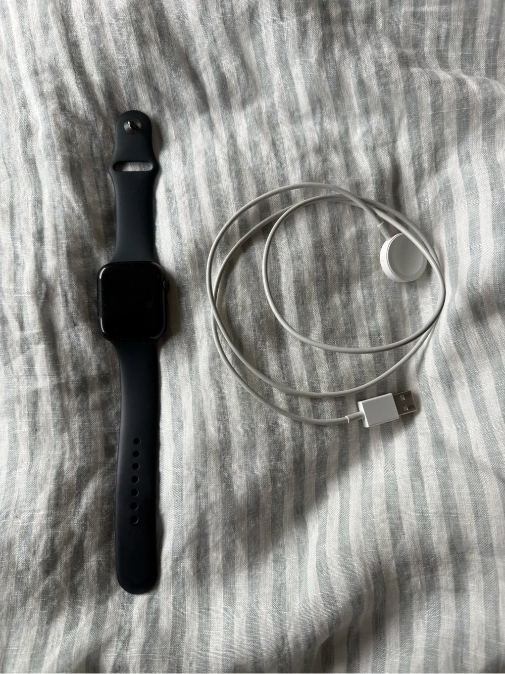 Apple Smartwatch series 8 45mm with Silicone Band and Magnetic Charger